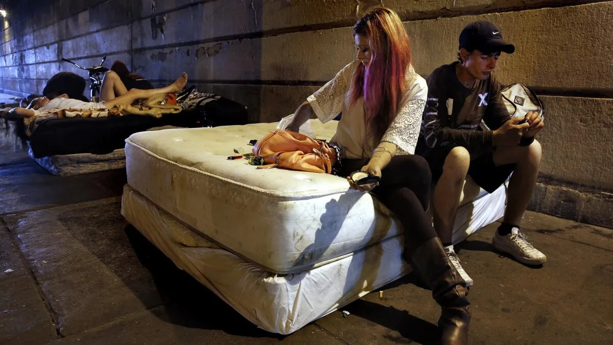 Accampamento di senzatetto lungo la strada